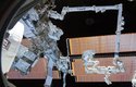 Solární panely a mechanický manipulátor, kte rým se přemisťuje na ISS náklad