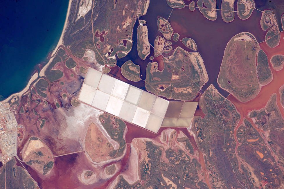 Snímky z Mezinárodní vesmírné stanice: Solná pole v západní Austrálii