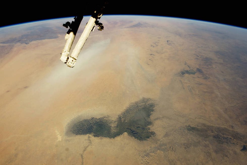 Snímky z Mezinárodní vesmírné stanice: jezero Čad a Sahara
