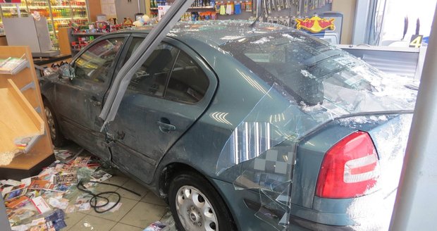Nehoda na Benešovsku: Řidič zaparkoval na benzínce rovnou mezi regály