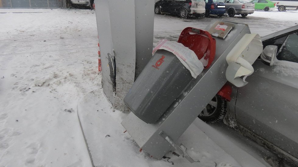 Šrámy na kapotě měl po nárazu i řidič Mercedesu Benz, který právě natankoval. Na vůz mu spadl odpadkový koš.