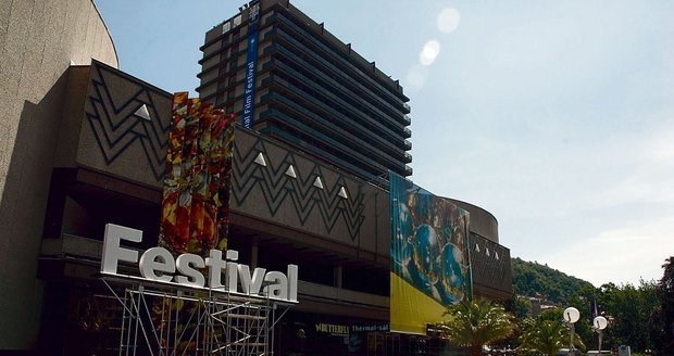 Hotel Thermal – je zde největší filmový sál, kde probíhají tady slavnostní premiéry i zahajovací a závěrečný ceremoniál