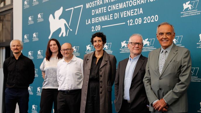 Benátky, září 2020. V rámci slavnostního večera ve Festivalovém paláci vystoupilo se společným prohlášením osm uměleckých ředitelů významných evropských filmových festivalů. Jedním z nich byl umělecký ředitel MFF KV Karel Och (zcela vlevo). 
