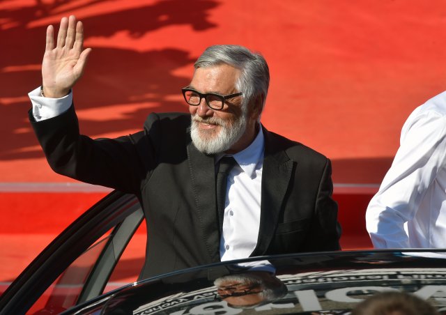 Foto z 28. června 2019: Prezident MFF KV Jiří Bartoška mává lidem na červeném koberci před hotelem Thermal po příjezdu na zahajovací ceremoniál.