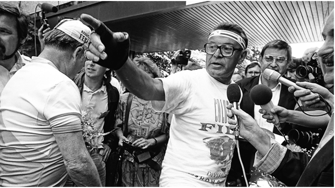 Miloš Forman přijíždí na kolem na MFF Karlovy Vary, 1990 Miloš Forman přijíždí na kolem na MFF Karlovy Vary, 1990