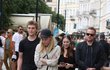 Linda Rybová si vyrazila do ulic s Jakubem Prachařem, svými dětmi i Sarou Sandevou Linda Rybová si vyrazila do ulic s Jakubem Prachařem, svými dětmi i Sarou Sandevou