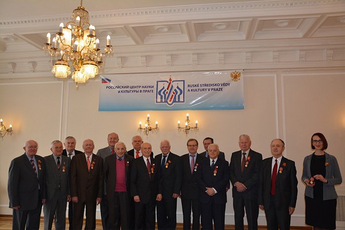 Předávání medailí členům českého a slovenského klubu absolventů MGIMO, Praha, 24. dubna 2015.