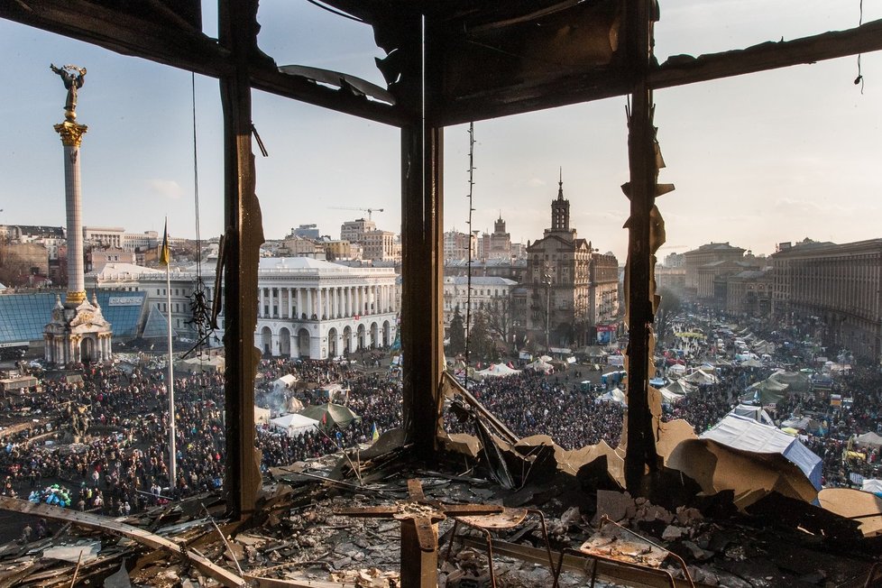 Pohled na zdevastované kyjevské náměstí v době nepokojů.
