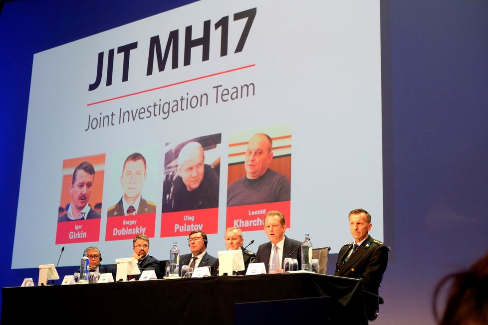 Let MH17 sestřelili Rusové, mají jasno vyšetřovatelé. Čtyři muže čeká soud za vraždu (19. 6. 2019)