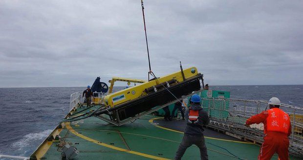 Zkáza ztraceného letu MH370: Našli další kusy letadla