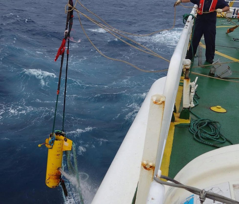 Záchranáři stále hledají další trosky letu MH370.