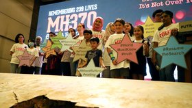 Rodiny pasažérů záhadně zmizelého letu MH370 naléhají na vládu, aby obnovila pátrání