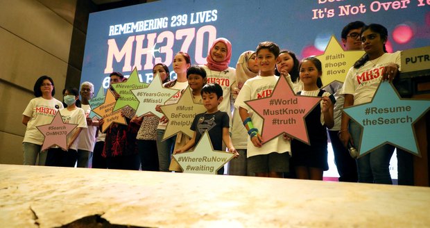 Záhada zmizelého letu MH370: Rodiny pasažérů naléhají na vládu, aby obnovila pátrání