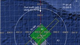 Místa, kde podle vědců nachází trosky letu MH370. A1 - místo s největší pravděpodobností dopadu; A2 - místo z druhou největší pravděpodobností dopadu; A3 - místo s nejmenší pravděpodobností dopadu. Žlutě vyznačený úsek - plocha, kterou prohledali při oficiálním vyšetřování. Černá linie vyznačuje 7. oblouk.