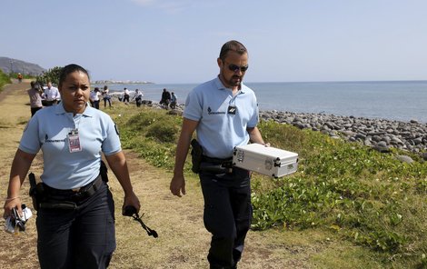 Policisté odnášejí zapečetěný nález.