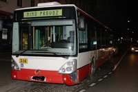 Opilý řidič autobusu MHD vezl v Plzni cestující po poli: Dostal pokutu a podmínku