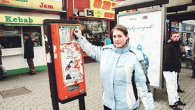 Radnice šetří, přespolní cestující se vztekají: Ještě loni bylo možné nakoupit jízdenky u automatů, ty již ale nefungují