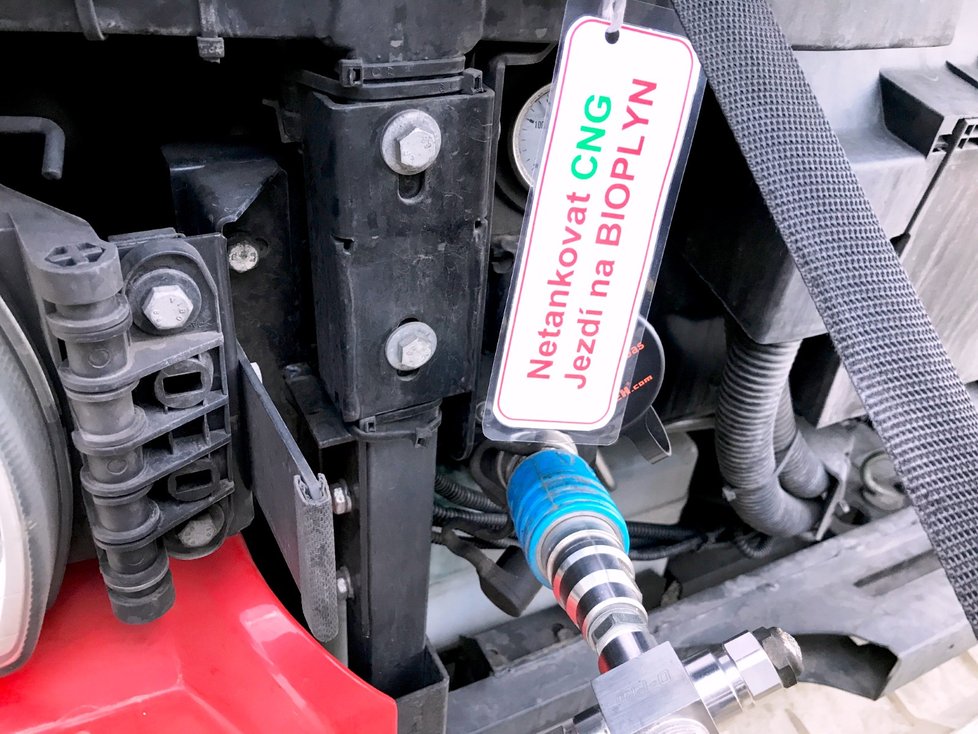 Automechaniky v dílnách upozorňoval na speciální plnění štítek.