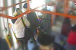 Mladík s tmavou čepicí a dívka ve světlé bundě  jeli v tramvaji načerno. Při kontrole využili situace, revizorku (vpravo s respirátorem) zranili v obličeji a utekli.