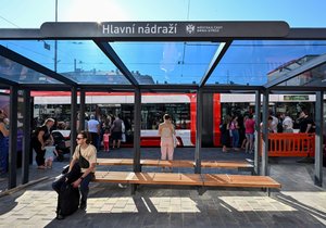 Jeden z prvních nových přístřešků na zastávkách MHD, které se vyměňují v městské části Brno-střed. Budou mít moderní jednotný vzhled a bude lépe vidět přijíždějící spoj.