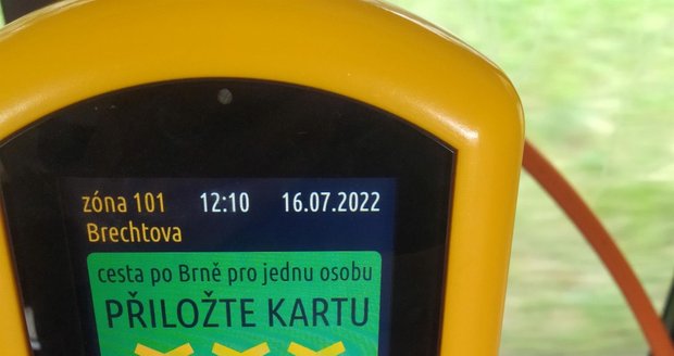 Rekord v bezkontaktním placení MHD v Brně padl letos 29. června, kdy cestující zvládli přes 45 000 pípnutí.