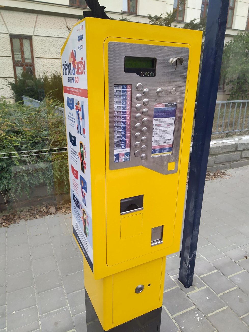 Ve vozech i na zastávkách MHD Brno propaguje elektronickou formu jízdného, navíc lidem umožňuje jednorázové odbavení jízdy bankovní kartou „Pípni a jeď“.