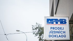 Brno jako třetí město u nás přestane od 1. ledna 2022 prodávat papírové předplatní jízdenky na MHD. 