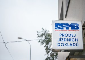 Brno jako třetí město u nás přestane od 1. ledna 2022 prodávat papírové předplatní jízdenky na MHD. 