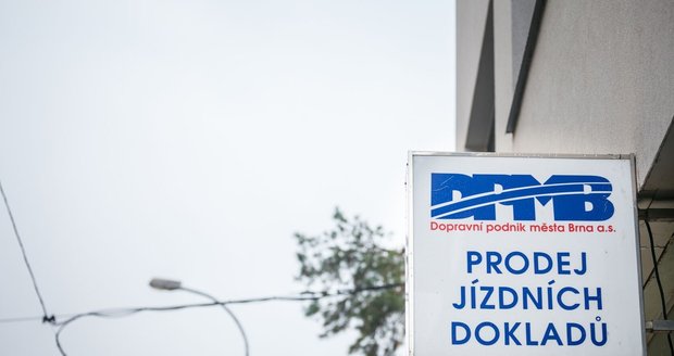 Brno jako třetí město u nás přestane od 1. ledna 2022 prodávat papírové předplatní jízdenky na MHD. 