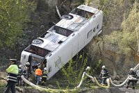 Autobus spadl ze srázu: Řidič mrtvý, 13 zraněných