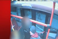 Další agresor v MHD: Zaútočil na dívku v trolejbusu!