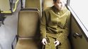 Německá umělkyně Menja Stevensonová si vyrobila šaty z povlaků sedaček autobusů hromadné dopravy