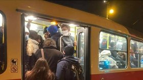 Takto vypadala situace v Praze v noci 3. prosince. Pražané v rámci opatření vyrazili hromadně do ulic, spoje MHD pak byly narvané.