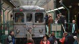 Pražané cestují časem: Do minulosti je vzalo historické metro