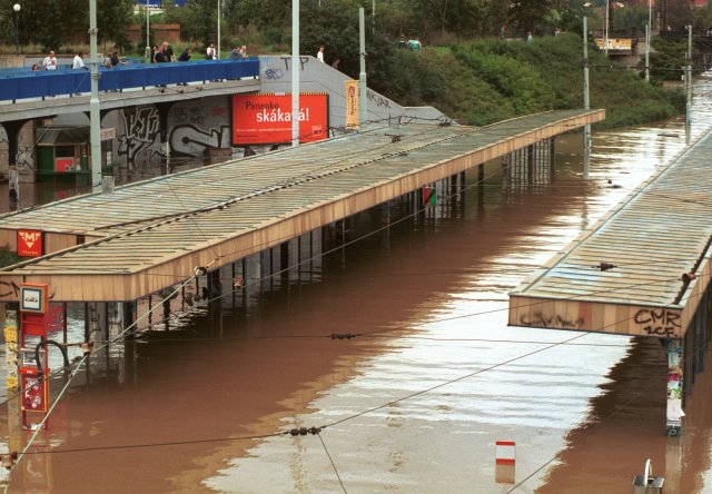 Povodně 2002: Zastávka tramvají a stanice metra Vltavská