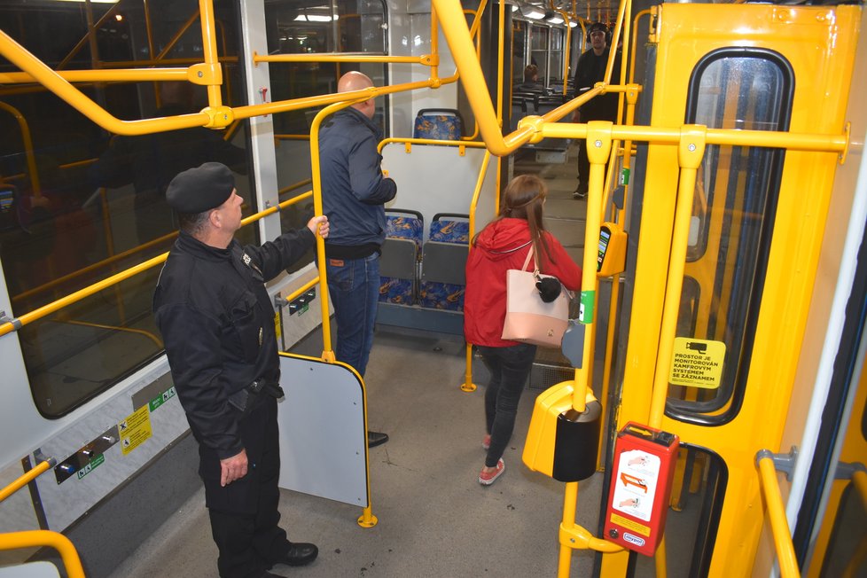 Noční akce ostravských asistentů přepravy a městské policie.