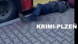 Řidič MHD v Plzni hrdinou dne? Z autobusu vypakoval dva opilce. Obtěžovali ostatní a házeli lahve