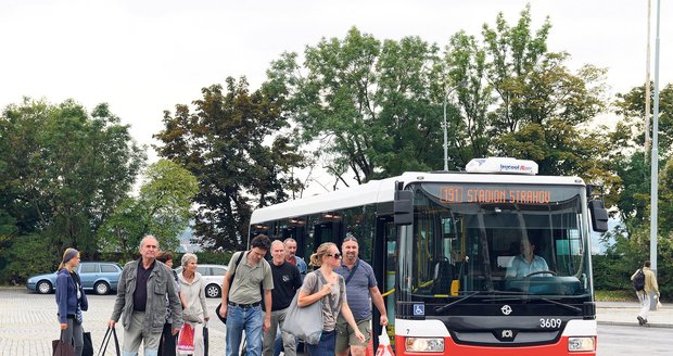 Autobus č. 191 na zastávce Stadion Strahov končí a změní se na č. 143. Jenže cestující musí vystoupit a přeběhnout pár metrů do stejného autobusu…