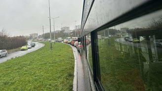 Autem rychlostí chůze? Běžná realita dopravy v Praze! Stává se z auta zbytečný luxus? Autem rychlostí chůze? Běžná realita dopravy v Praze! Stává se z auta zbytečný luxus?