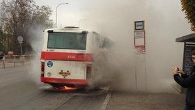 Autobus pražské MHD začal za jízdy hořet