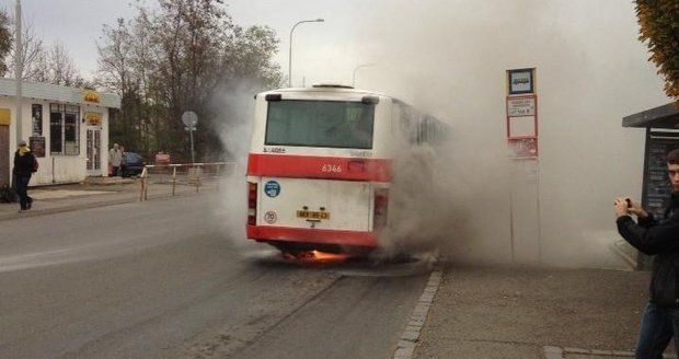 Autobus pražské MHD začal za jízdy hořet