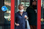 Pražští hygienici radí brát si kvůli zvýšenému výskytu respiračních onemocnění v Praze respirátory třeba do MHD či na jiná frekventovaná místa. (ilustrační foto)