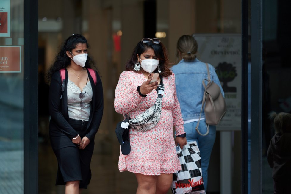 Koronavirus v Česku: Respirátory jsou nyní povinné v obchodech, v MHD a na místech, kde je velké množství lidí.