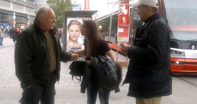 Vše začalo hádkou, slečně se nelíbilo, že jí revizoři zadržují proti její vůli