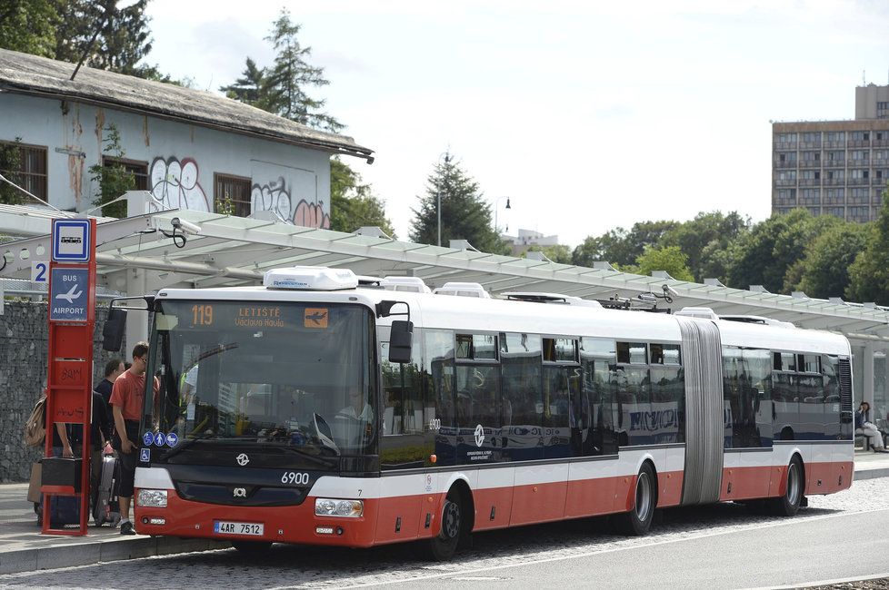 Řidiči autobusu občas jezdí jako šílení.