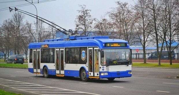 Před revizorem v Ústí i s dítětem vyskočil z jedoucího trolejbusu! Oba mají vážná zranění