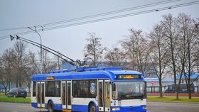 Před revizorem v Ústí i s dítětem vyskočil z jedoucího trolejbusu! Oba mají vážná zranění