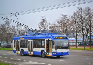 Před revizorem i s dítětem vyskočil z jedoucího trolejbusu! Oba mají vážná zranění (ilustrace).