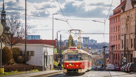 Praha stojí s Ukrajinou. Vozy MHD jsou v rámci solidarity ozdobeny ukrajinskými vlajkami a pro utečence z válkou stiženého státu hlavní město připravilo možnost využívat MHD zdarma.