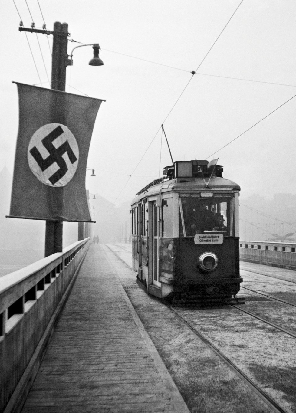 Když nad Prahou vlály nacistické vlajky, Pražanům nebylo veselo. Vztek si pak vylévali na Němcích během Pražského povstání i po něm. (ilustrační foto)